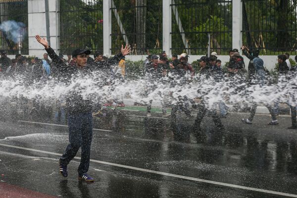 Phun nước giải tán bạo loạn trước trụ sở quốc hội Indonesia tại Jakarta, Indonesia - Sputnik Việt Nam