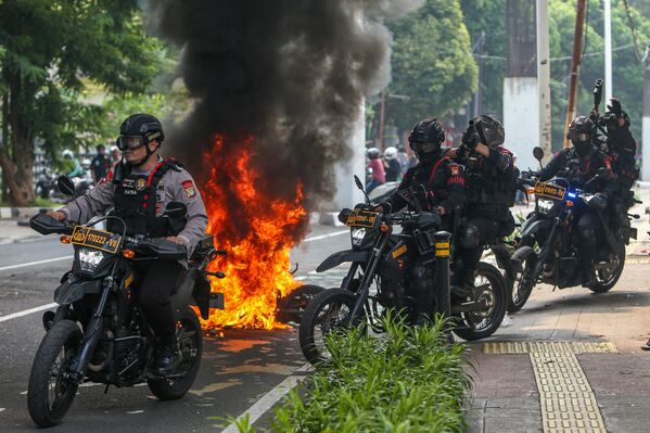 Cảnh sát giải tán người biểu tình trong các vụ bạo loạn tại Jakarta, Indonesia - Sputnik Việt Nam