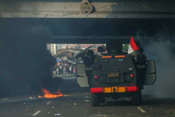 Thiết bị bọc thép dùng để giải tán đám đông trong các vụ bạo loạn tại Jakarta, Indonesia - Sputnik Việt Nam