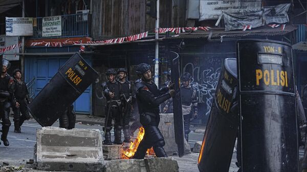 Cảnh sát trong cuộc biểu tình phản đối các khoản chi trả hào phóng cho các thành viên quốc hội tại Jakarta, Indonesia - Sputnik Việt Nam