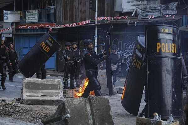 Cảnh sát trong cuộc biểu tình phản đối các khoản chi trả hào phóng cho các thành viên quốc hội tại Jakarta, Indonesia - Sputnik Việt Nam