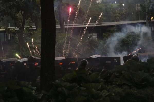 Xung đột giữa người biểu tình và cảnh sát trong cuộc biểu tình yêu cầu giải tán quốc hội tại Jakarta, Indonesia - Sputnik Việt Nam