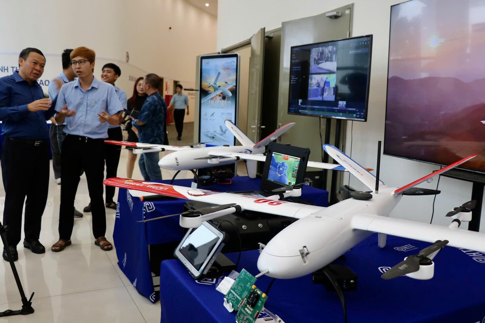 Sản phẩm trưng bày tại Lễ công bố 3 Mạng lưới Đổi mới sáng tạo và chuyên gia ngành công nghệ chiến lược Sản phẩm trưng bày tại Lễ công bố 3 Mạng lưới Đổi mới sáng tạo và chuyên gia ngành công nghệ chiến lược - Sputnik Việt Nam, 1920, 26.08.2025