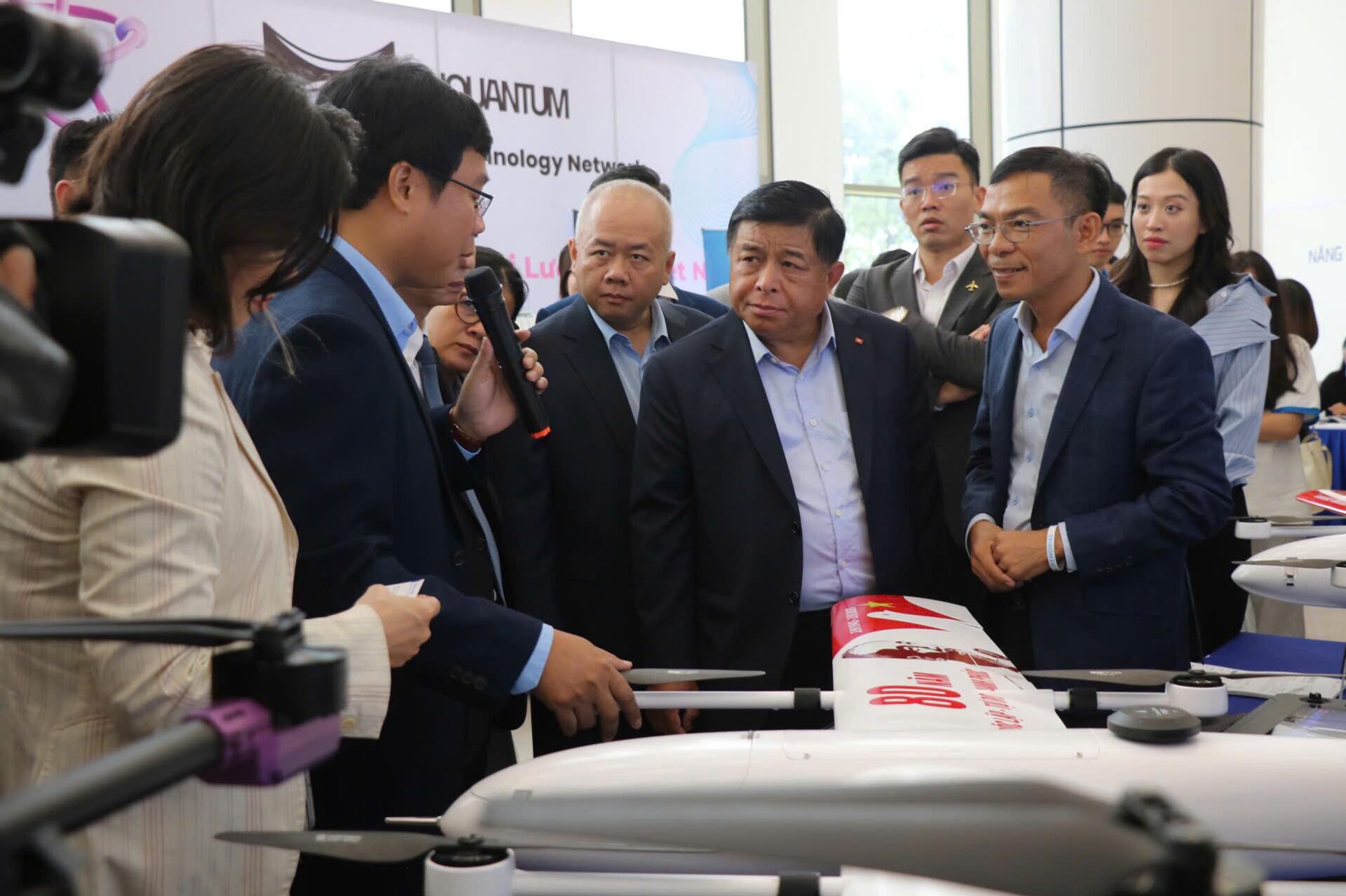 Sản phẩm trưng bày tại Lễ công bố 3 Mạng lưới Đổi mới sáng tạo và chuyên gia ngành công nghệ chiến lược Sản phẩm trưng bày tại Lễ công bố 3 Mạng lưới Đổi mới sáng tạo và chuyên gia ngành công nghệ chiến lược - Sputnik Việt Nam, 1920, 26.08.2025