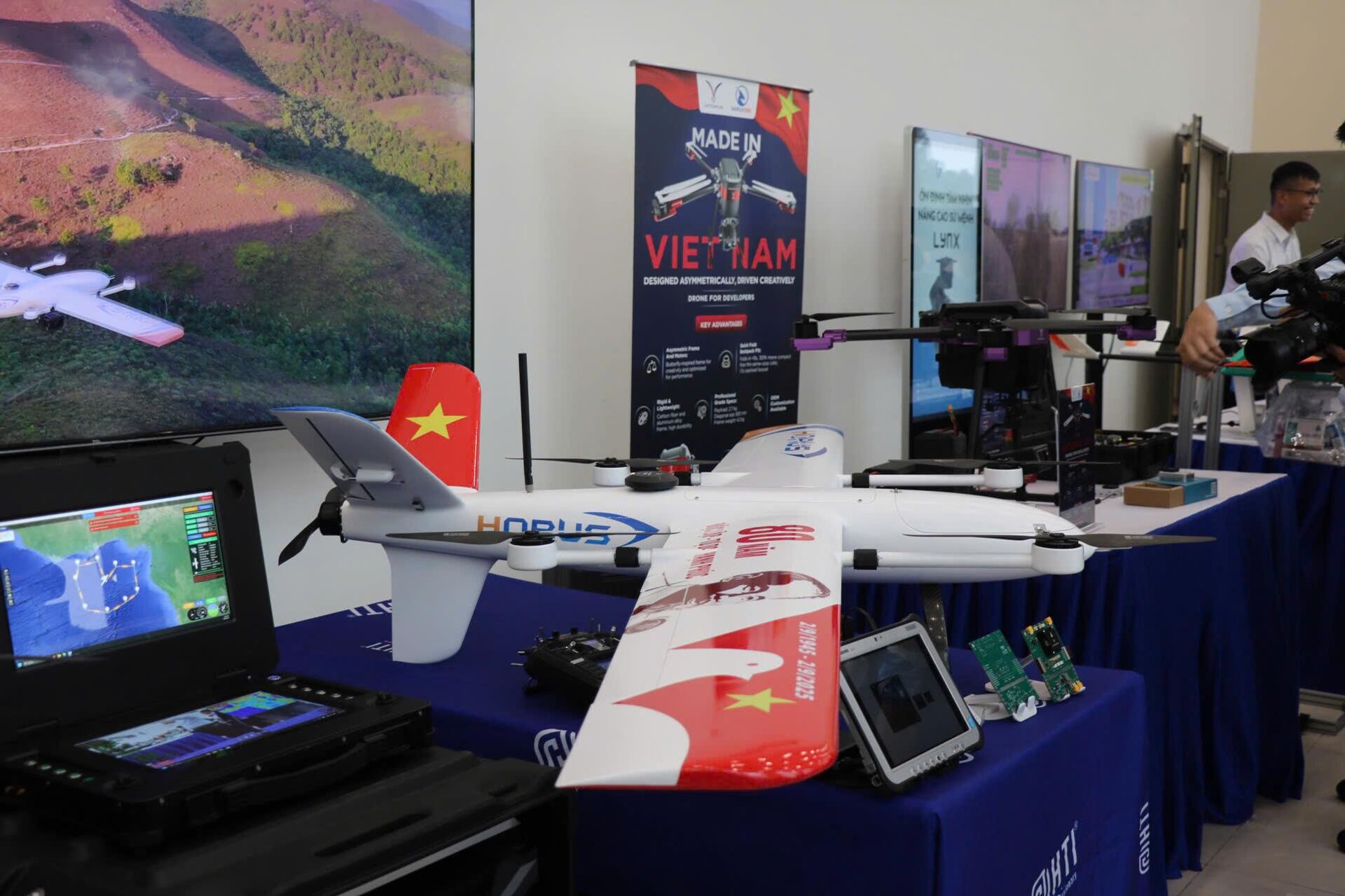 Sản phẩm trưng bày tại Lễ công bố 3 Mạng lưới Đổi mới sáng tạo và chuyên gia ngành công nghệ chiến lược Sản phẩm trưng bày tại Lễ công bố 3 Mạng lưới Đổi mới sáng tạo và chuyên gia ngành công nghệ chiến lược - Sputnik Việt Nam, 1920, 26.08.2025