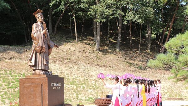  Nghi thức dâng hoa an vị Tượng đài Vua Lý Thái Tổ. - Sputnik Việt Nam