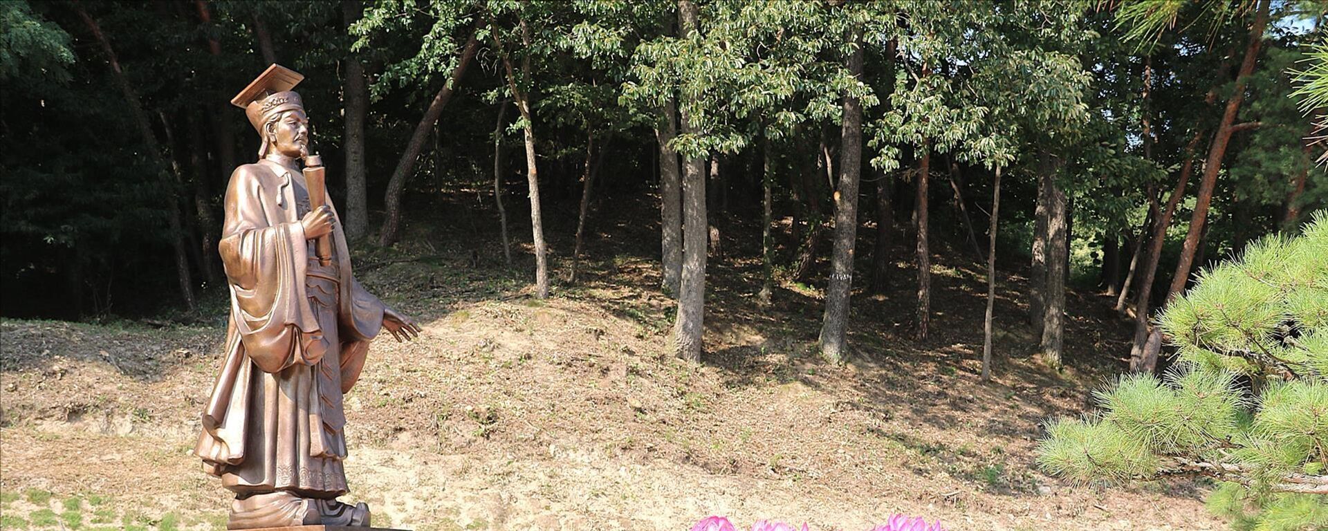  Nghi thức dâng hoa an vị Tượng đài Vua Lý Thái Tổ. - Sputnik Việt Nam, 1920, 26.08.2025