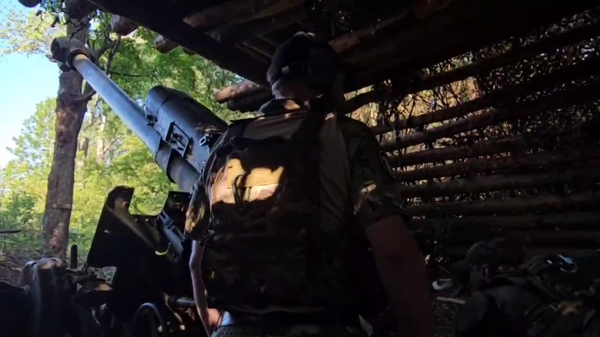 Lính đặc nhiệm Nga tiến công trong rừng Serebryanskoye ở Donbass - Sputnik Việt Nam