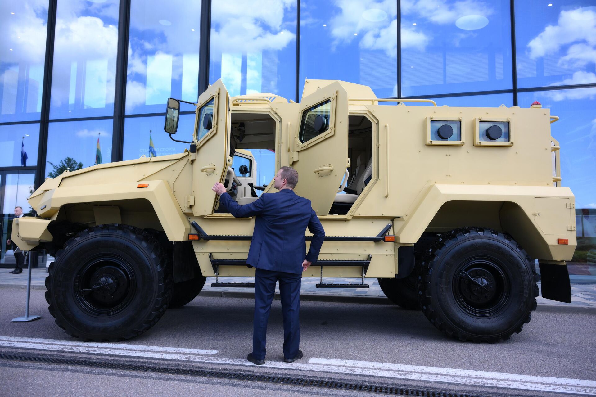 Xe bọc thép bánh lốp đa năng 4x4 AMN-5909 Spartak - Sputnik Việt Nam, 1920, 26.08.2025