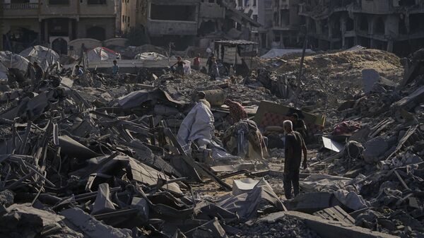 People inspect the damage at the Sheikh Radwan al-Taba UNRWA clinic following an Israeli army bombardment in Gaza City Wednesday, Aug. 6, 2025 - Sputnik Việt Nam