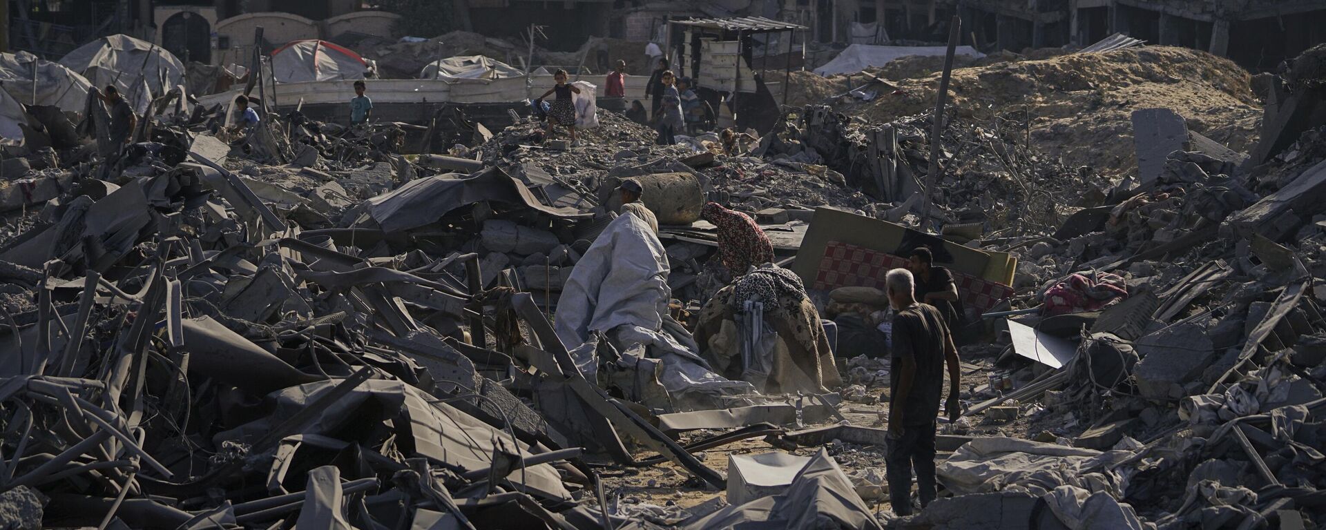 People inspect the damage at the Sheikh Radwan al-Taba UNRWA clinic following an Israeli army bombardment in Gaza City Wednesday, Aug. 6, 2025 - Sputnik Việt Nam, 1920, 10.09.2025