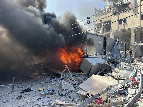 Hậu quả của cuộc tấn công của Israel vào khu trại tị nạn ở Khan Yunis - Sputnik Việt Nam