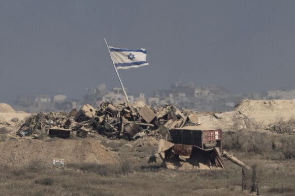 Lá cờ Israel trên đống săt thép ở Dải Gaza - Sputnik Việt Nam