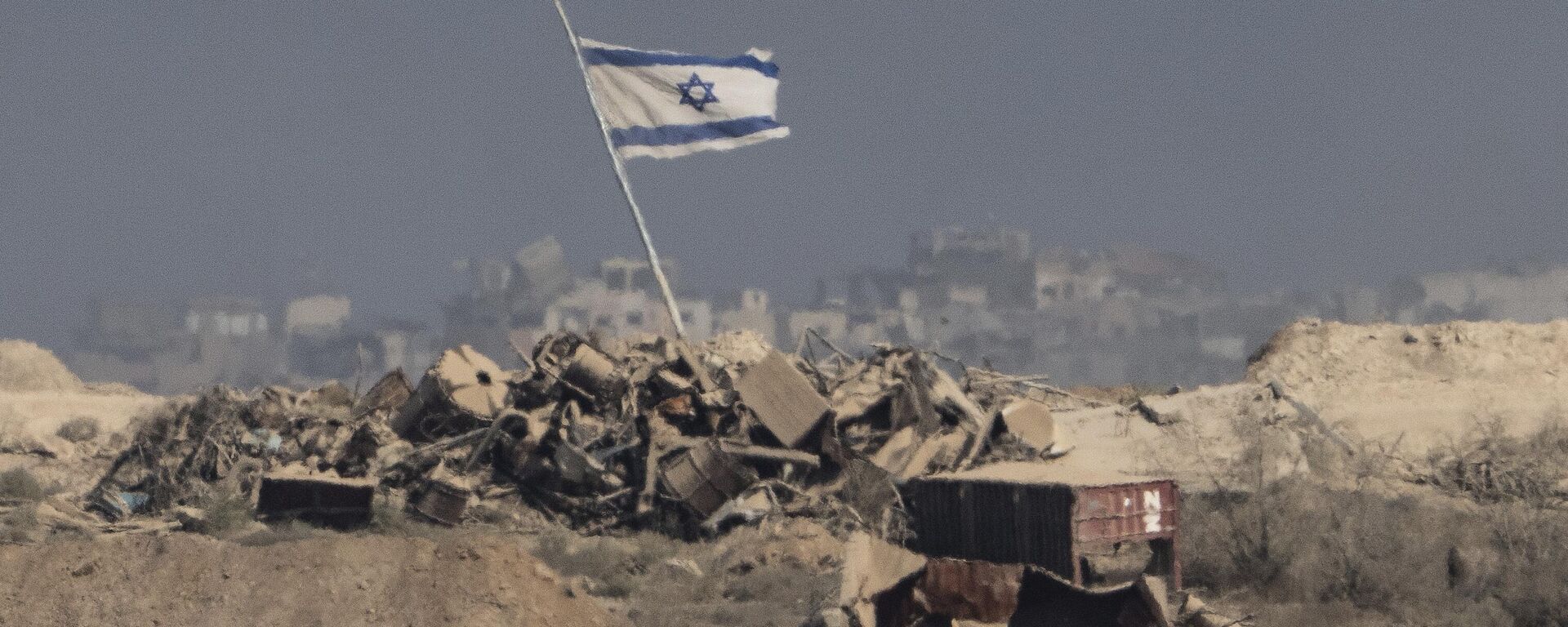 Lá cờ Israel trên đống săt thép ở Dải Gaza - Sputnik Việt Nam, 1920, 15.11.2025
