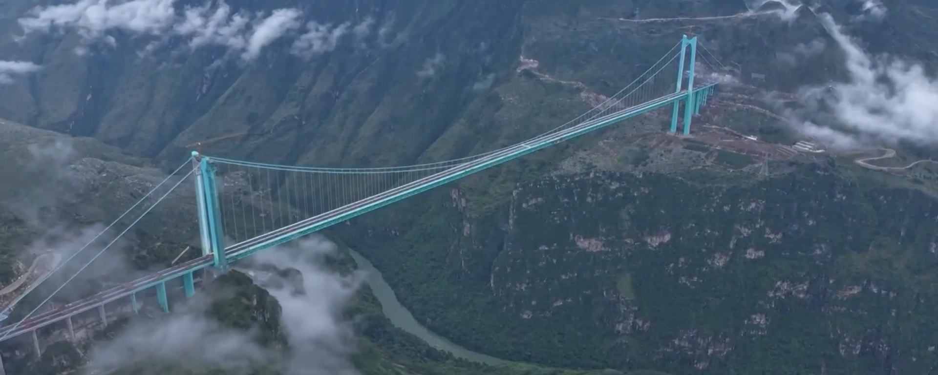 Trung Quốc tiến hành thử nghiệm lần cuối cây cầu cao nhất thế giới - Sputnik Việt Nam, 1920, 27.08.2025