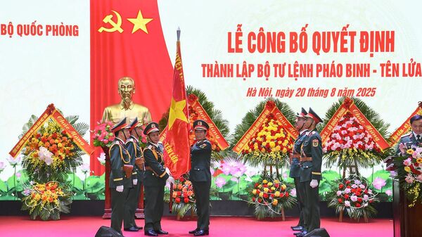 Đại tướng Nguyễn Tân Cương, tổng tham mưu trưởng Quân đội nhân dân Việt Nam, thứ trưởng Bộ Quốc phòng, trao Quân kỳ quyết thắng cho Bộ tư lệnh Pháo binh - Tên lửa - Sputnik Việt Nam