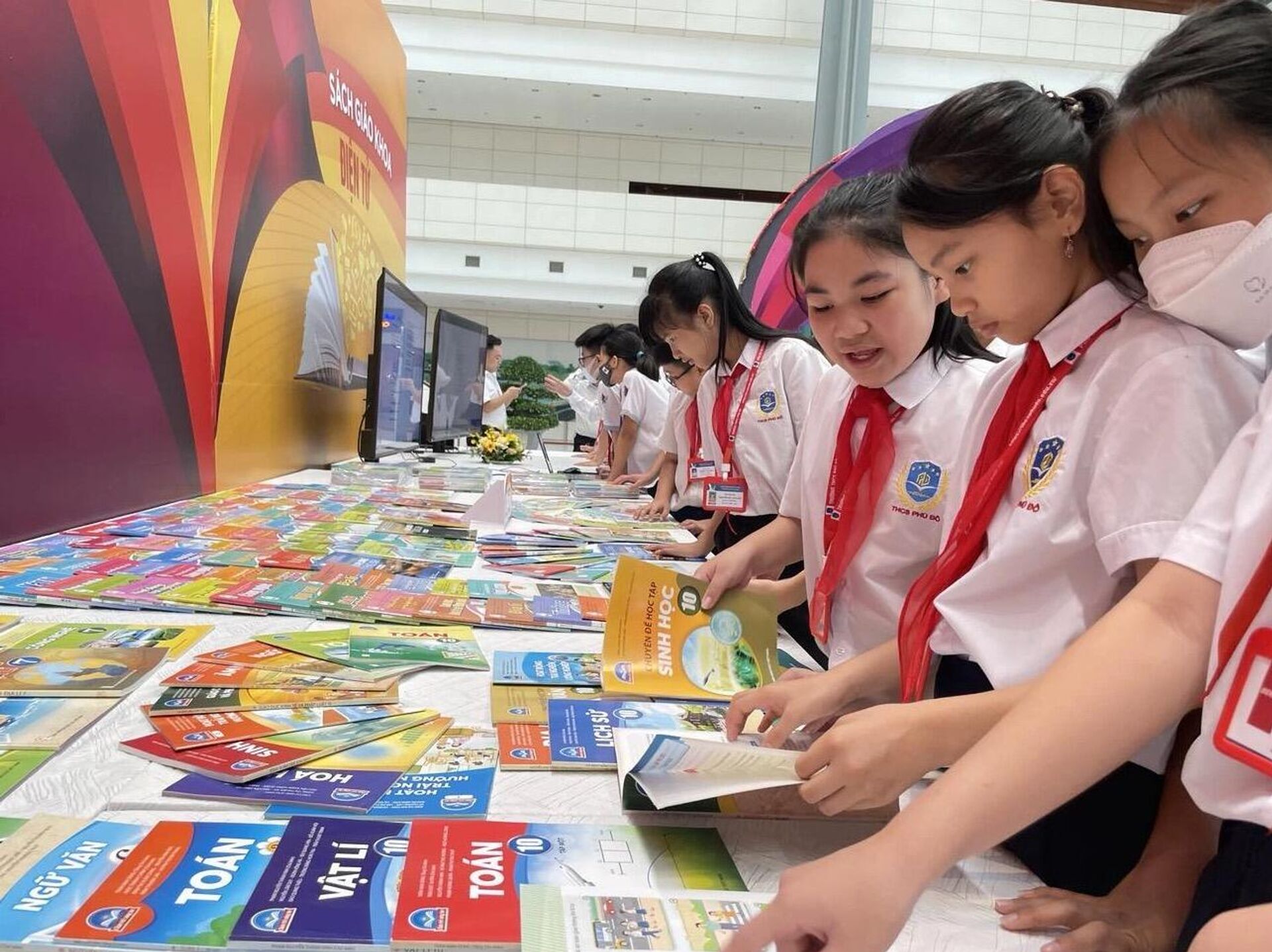 Bộ Chính trị yêu cầu có một bộ sách giáo khoa thống nhất trong cả nước và tới năm 2030 thực hiện miễn phí sách giáo khoa cho tất cả học sinh. - Sputnik Việt Nam, 1920, 27.08.2025