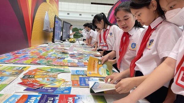 Bộ Chính trị yêu cầu có một bộ sách giáo khoa thống nhất trong cả nước và tới năm 2030 thực hiện miễn phí sách giáo khoa cho tất cả học sinh. - Sputnik Việt Nam