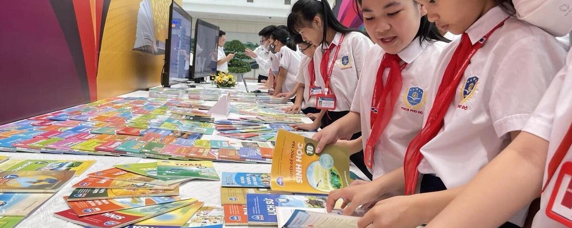 Bộ Chính trị yêu cầu có một bộ sách giáo khoa thống nhất trong cả nước và tới năm 2030 thực hiện miễn phí sách giáo khoa cho tất cả học sinh. - Sputnik Việt Nam, 1920, 16.09.2025