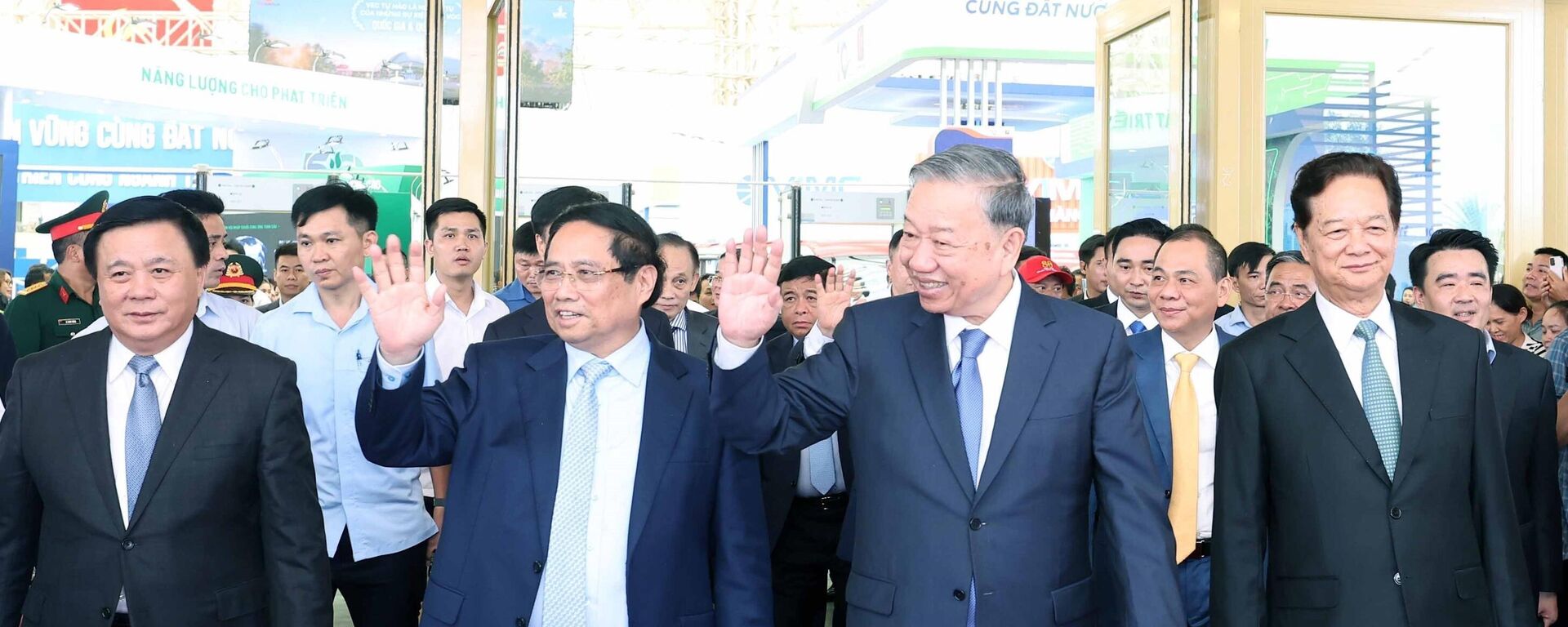 Tổng Bí thư Tô Lâm, Thủ tướng Phạm Minh Chính cùng các đồng chí lãnh đạo, nguyên lãnh đạo Đảng, Nhà nước tham quan triển lãm
 - Sputnik Việt Nam, 1920, 28.08.2025