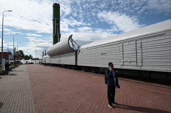 Tổ hợp tên lửa đường sắt quân sự được trưng bày tại triển lãm trong khuôn khổ hội chợ kỹ thuật và công nghệ đường sắt &quot;PRO//Dvizheniye.Ekspo&quot; diễn ra tại Saint Petersburg - Sputnik Việt Nam