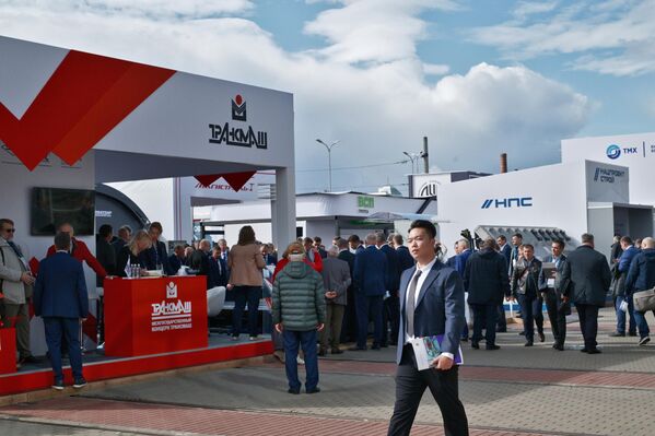 Khách tham quan triển lãm trong khuôn khổ hội chợ kỹ thuật và công nghệ đường sắt &quot;PRO//Dvizheniye.Ekspo&quot; diễn ra tại Saint Petersburg - Sputnik Việt Nam