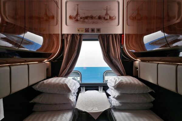 Các toa SV mới do công ty RZD giới thiệu tại triển lãm trong khuôn khổ hội chợ kỹ thuật và công nghệ đường sắt &quot;PRO//Dvizheniye.Ekspo&quot; diễn ra tại Saint Petersburg. Các toa xe được trang bị giường dài 2 mét, kệ để đồ xách tay lớn phía trên, buồng tắm, bàn là và bàn ủi - Sputnik Việt Nam