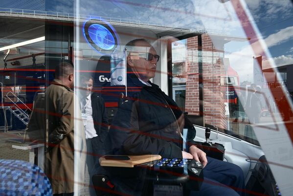 Thợ máy trong toa xe mới được trưng bày tại triển lãm trong khuôn khổ hội chợ kỹ thuật và công nghệ đường sắt &quot;PRO//Dvizheniye.Ekspo&quot; diễn ra tại Saint Petersburg - Sputnik Việt Nam