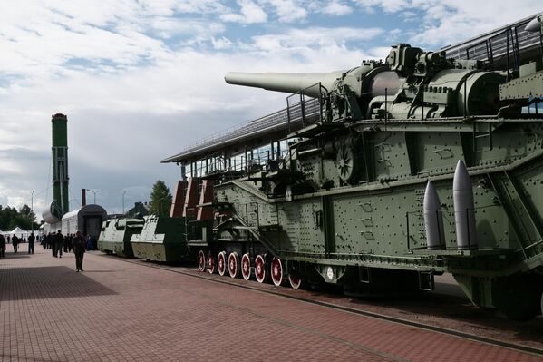 Hệ thống pháo binh đường sắt siêu nặng với các khẩu pháo TM-3-12 được trưng bày tại triển lãm trong khuôn khổ hội chợ kỹ thuật và công nghệ đường sắt &quot;PRO//Dvizheniye.Ekspo&quot; diễn ra tại Saint Petersburg - Sputnik Việt Nam