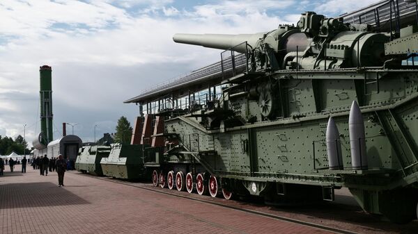 Hệ thống pháo binh đường sắt siêu nặng với các khẩu pháo TM-3-12 được trưng bày tại triển lãm trong khuôn khổ hội chợ kỹ thuật và công nghệ đường sắt PRO//Dvizheniye.Ekspo diễn ra tại Saint Petersburg - Sputnik Việt Nam