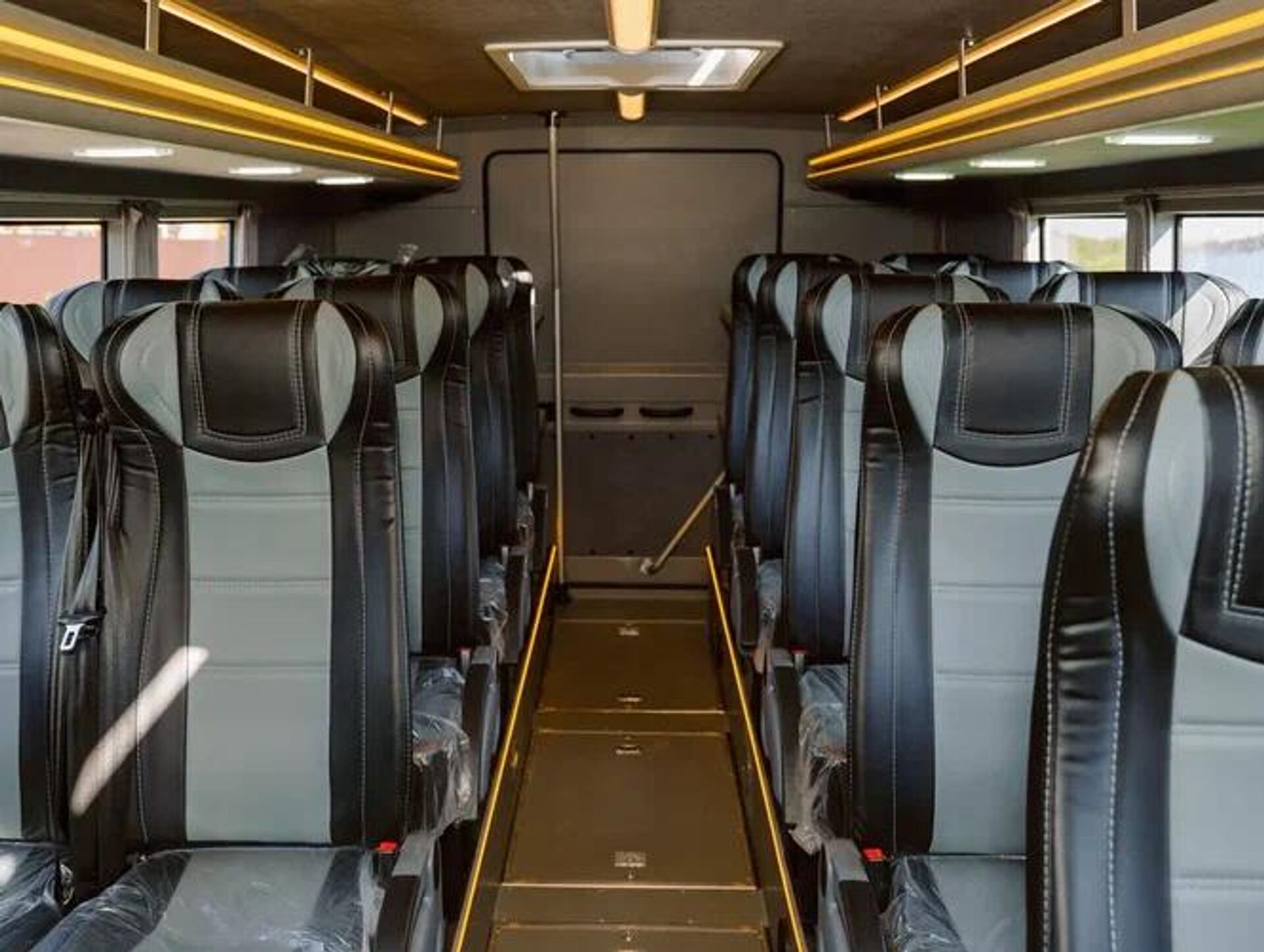 Xe buýt địa hình mới ZVEZDA T24 8x8 - Sputnik Việt Nam, 1920, 29.08.2025