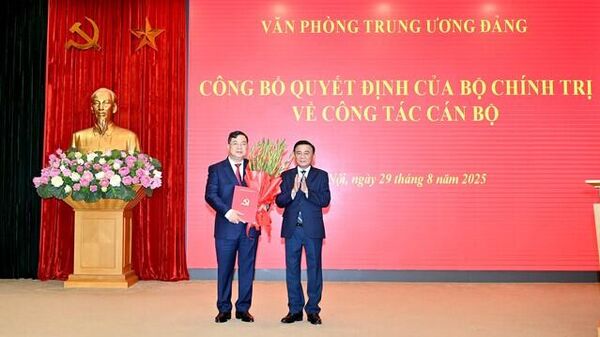 Thường trực Ban Bí thư Trần Cẩm Tú trao Quyết định phân công, bổ nhiệm đồng chí Phạm Gia Túc giữ chức Chánh Văn phòng Trung ương Đảng - Sputnik Việt Nam