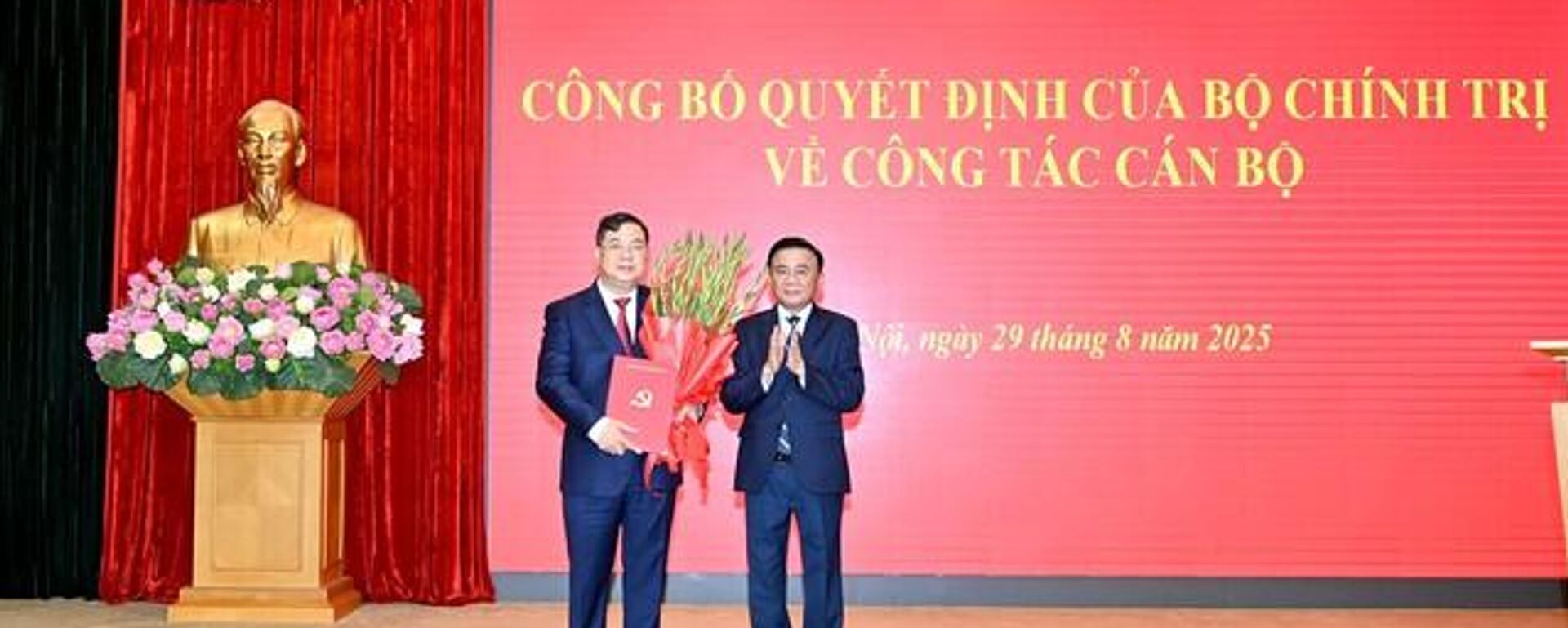 Thường trực Ban Bí thư Trần Cẩm Tú trao Quyết định phân công, bổ nhiệm đồng chí Phạm Gia Túc giữ chức Chánh Văn phòng Trung ương Đảng - Sputnik Việt Nam, 1920, 30.08.2025