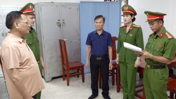 Cảnh sát đọc lệnh bắt ông Đoan (ngoài cùng bên trái) - Sputnik Việt Nam