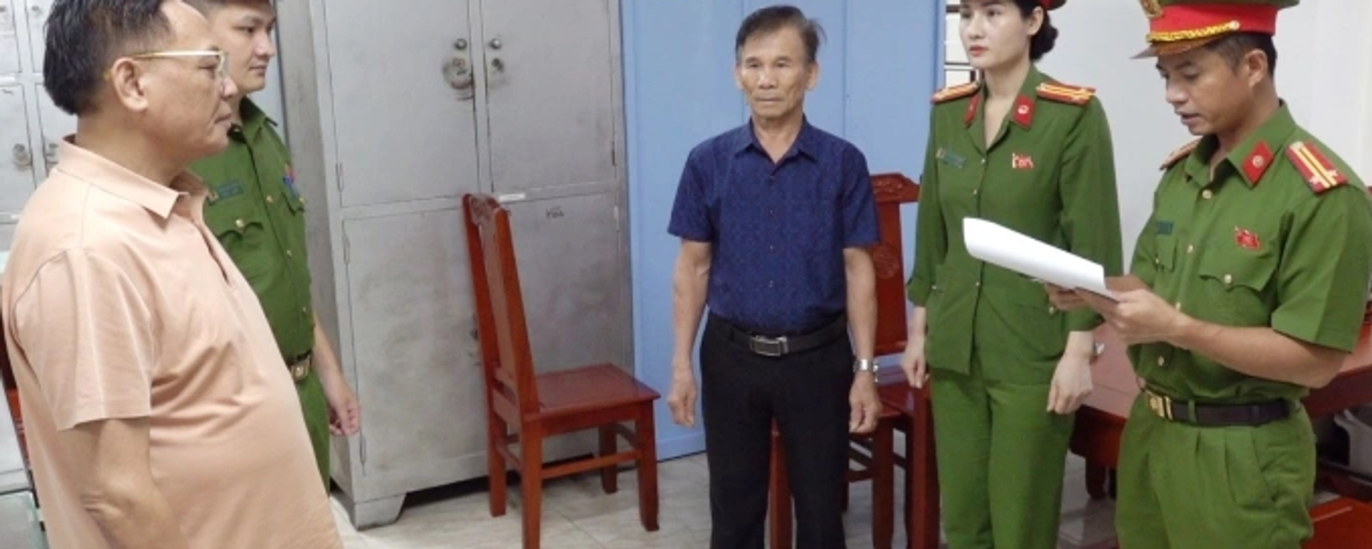 Cảnh sát đọc lệnh bắt ông Đoan (ngoài cùng bên trái) - Sputnik Việt Nam, 1920, 30.08.2025