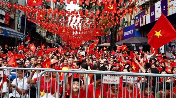 Theo Nghị quyết số 263/NQ-CP mỗi công dân được tặng quà trị giá 100.000 đồng/người, bằng tiền - Sputnik Việt Nam