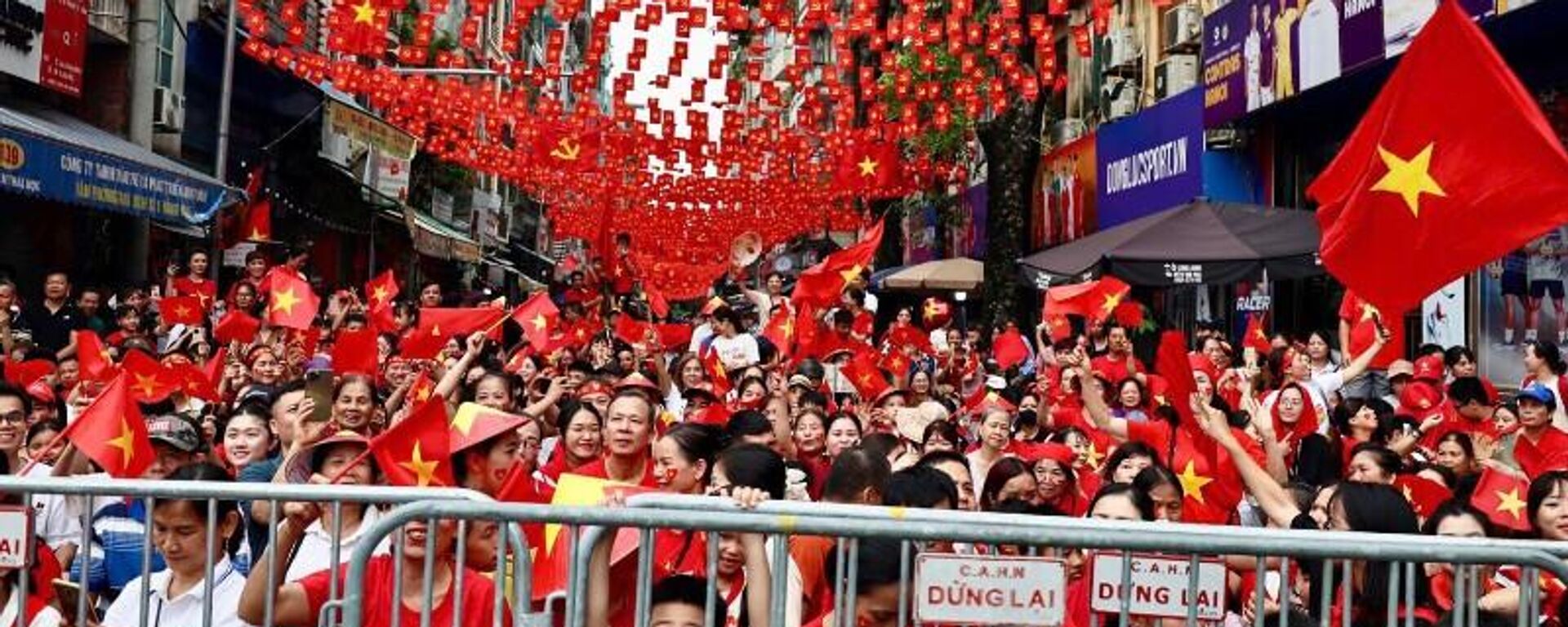 Theo Nghị quyết số 263/NQ-CP mỗi công dân được tặng quà trị giá 100.000 đồng/người, bằng tiền - Sputnik Việt Nam, 1920, 30.08.2025