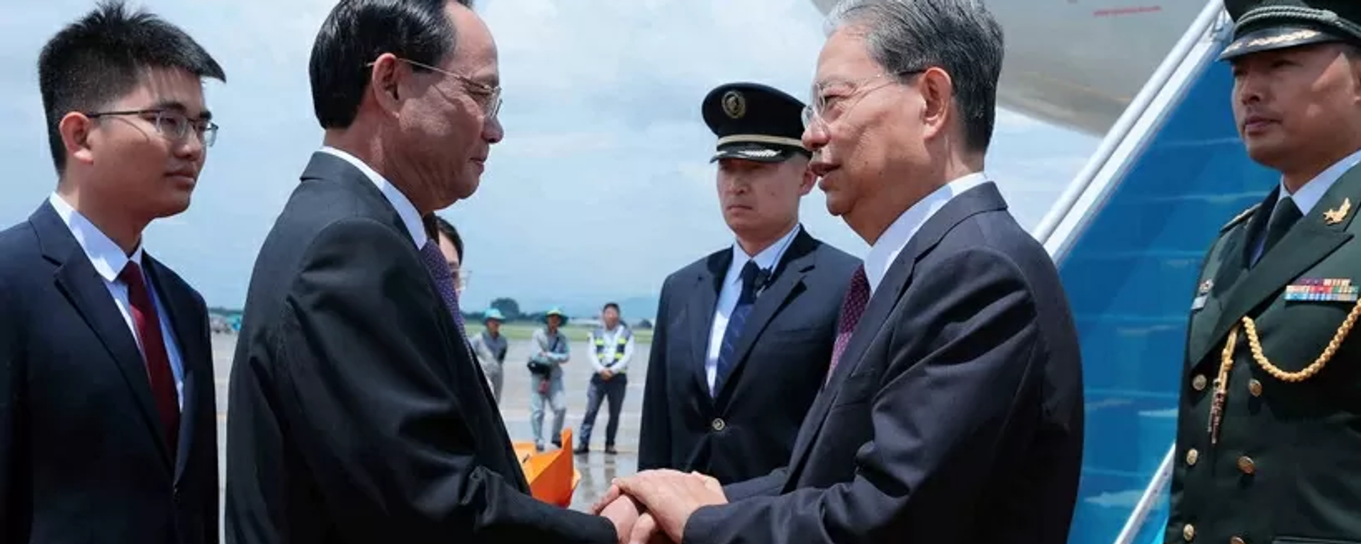 Phó Chủ tịch Quốc hội Trần Quang Phương đón Ủy viên trưởng Nhân đại toàn quốc Trung Quốc Triệu Lạc Tế tại sân bay quốc tế Nội Bài - Sputnik Việt Nam, 1920, 31.08.2025