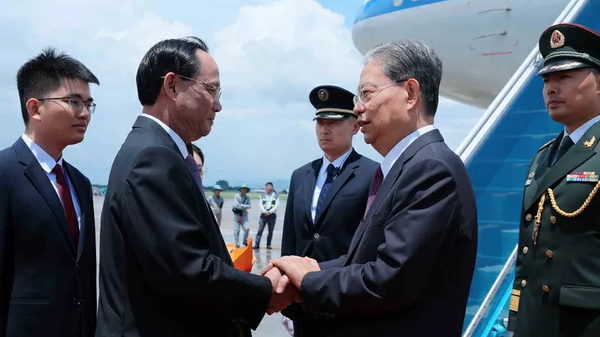 Phó Chủ tịch Quốc hội Trần Quang Phương đón Ủy viên trưởng Nhân đại toàn quốc Trung Quốc Triệu Lạc Tế tại sân bay quốc tế Nội Bài - Sputnik Việt Nam