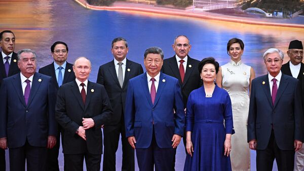 Tổng thống Nga Vladimir Putin tại buổi lễ chụp ảnh chung với các nguyên thủ quốc gia của Tổ chức Hợp tác Thượng Hải (SCO) tại Thiên Tân - Sputnik Việt Nam
