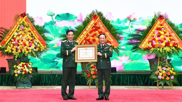 Thừa ủy quyền của Chủ tịch nước, Đại tướng Trịnh Văn Quyết - Chủ nhiệm Tổng cục Chính trị Quân đội nhân dân Việt Nam, trao Huân chương Quân công hạng Nhất tặng Đại tướng Phan Văn Giang. - Sputnik Việt Nam