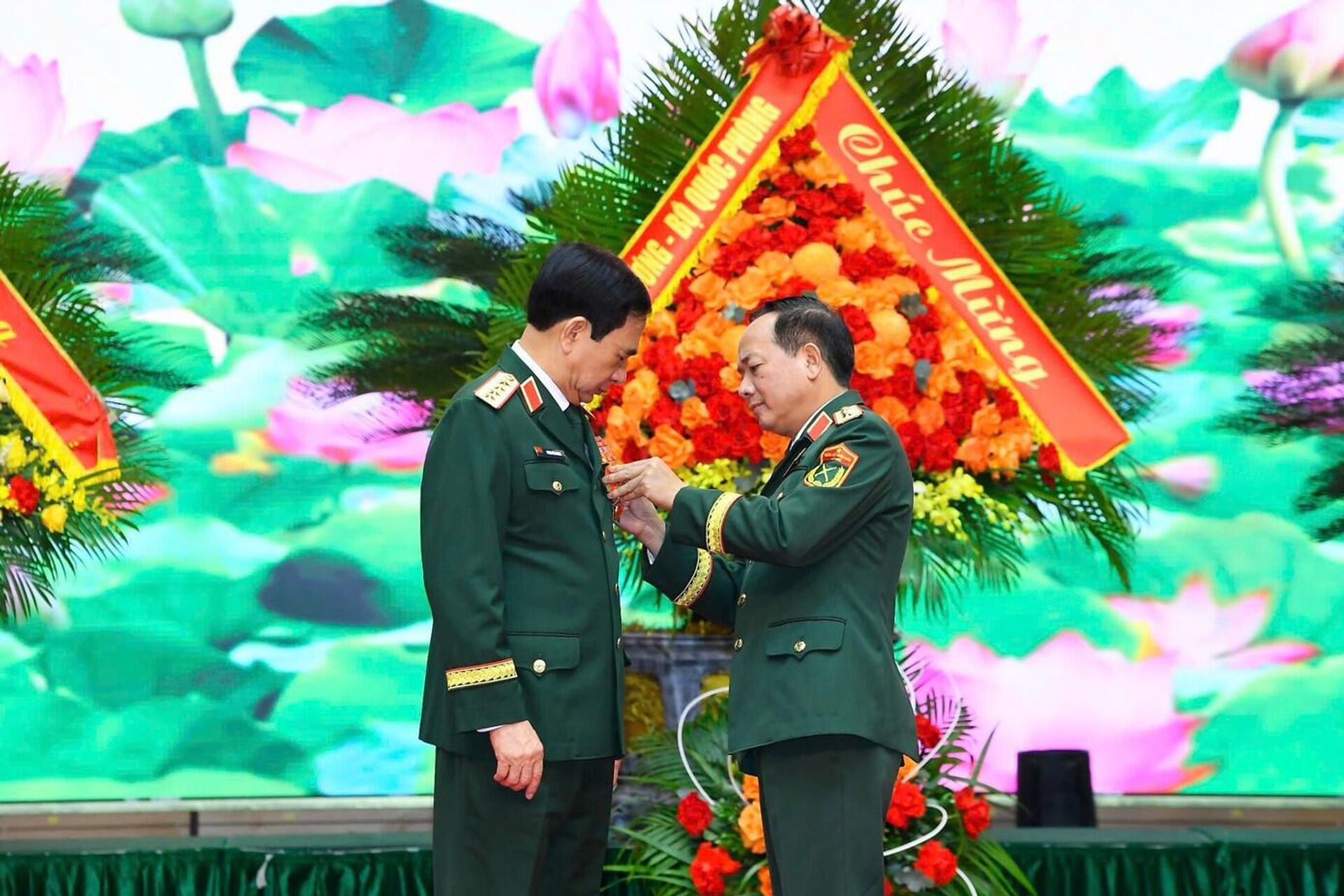 Thừa ủy quyền của Chủ tịch nước, Đại tướng Trịnh Văn Quyết - Chủ nhiệm Tổng cục Chính trị Quân đội nhân dân Việt Nam, trao Huân chương Quân công hạng Nhất tặng Đại tướng Phan Văn Giang. Thừa ủy quyền của Chủ tịch nước, Đại tướng Trịnh Văn Quyết - Chủ nhiệm Tổng cục Chính trị Quân đội nhân dân Việt Nam, trao Huân chương Quân công hạng Nhất tặng Đại tướng Phan Văn Giang. - Sputnik Việt Nam, 1920, 31.08.2025