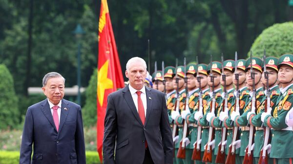 Tổng Bí thư Tô Lâm và Bí thư thứ Nhất, Chủ tịch nước Cuba Miguel Díaz-Canel Bermúdez duyệt Đội danh dự Quân đội nhân dân Việt Nam - Sputnik Việt Nam