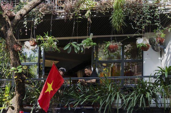 Lá cờ Việt Nam tung bay trên ban công tại khu phố cổ Hà Nội, Việt Nam - Sputnik Việt Nam
