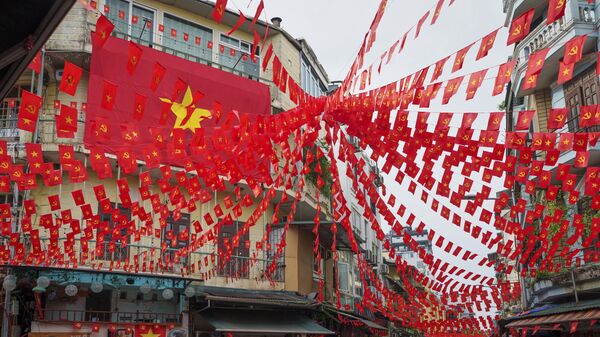 Cờ Việt Nam và cờ Đảng Cộng sản tại khu phố cổ Hà Nội, Việt Nam   - Sputnik Việt Nam