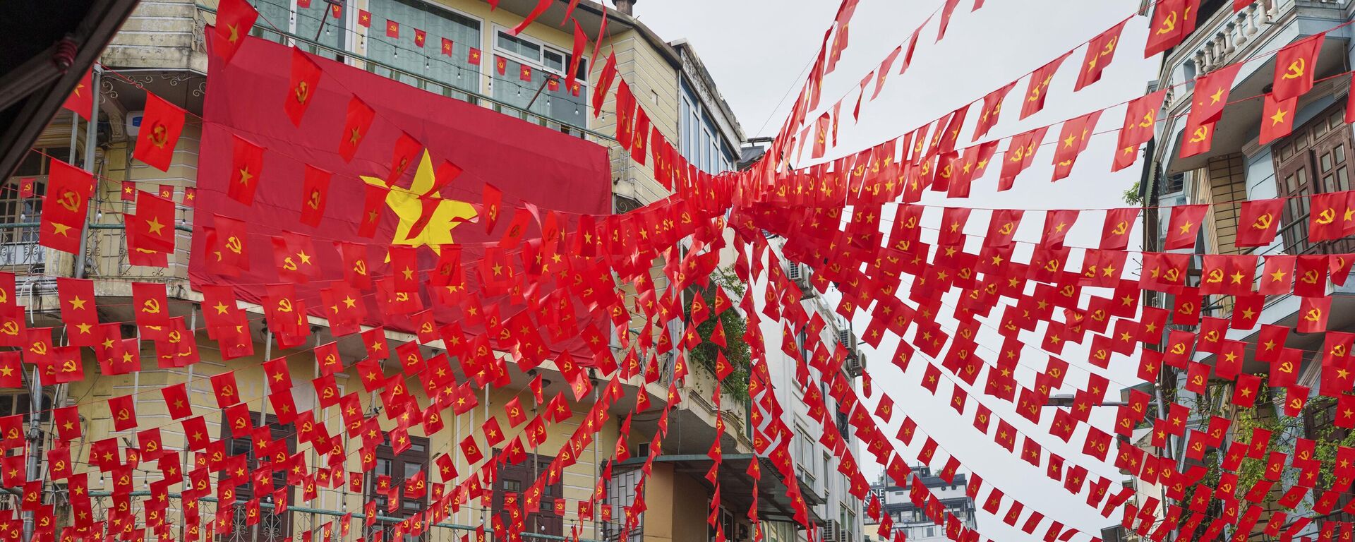Cờ Việt Nam và cờ Đảng Cộng sản tại khu phố cổ Hà Nội, Việt Nam   - Sputnik Việt Nam, 1920, 29.10.2025