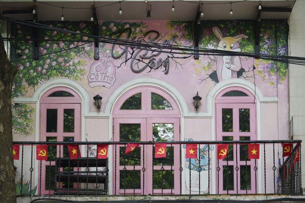 Cờ Việt Nam và cờ Đảng Cộng sản trang trí ban công tại khu phố cổ Hà Nội, Việt Nam - Sputnik Việt Nam