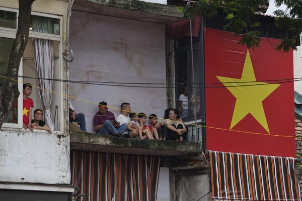 Lá cờ Việt Nam trên ban công một ngôi nhà tại khu phố cổ Hà Nội trước lễ kỷ niệm 80 năm ngày tuyên bố độc lập - Sputnik Việt Nam