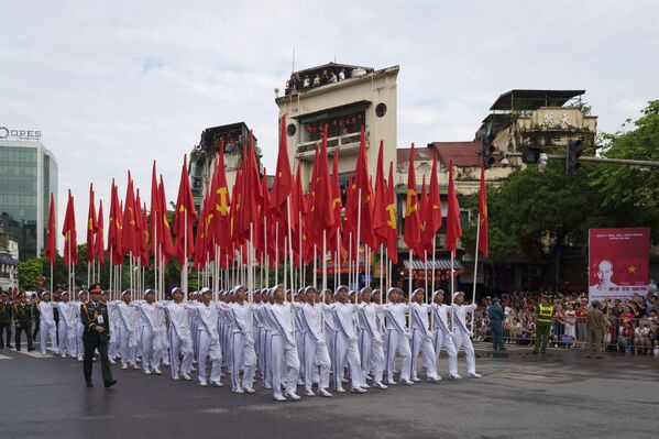 Các chiến sĩ quân đội với lá cờ Việt Nam trong ngày tổng diễn tập cuối cùng trước lễ kỷ niệm 80 năm ngày tuyên bố độc lập - Sputnik Việt Nam