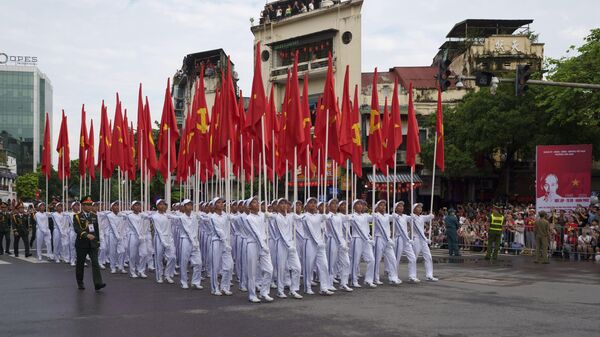 Các chiến sĩ quân đội với lá cờ Việt Nam trong ngày tổng diễn tập cuối cùng trước lễ kỷ niệm 80 năm ngày tuyên bố độc lập   - Sputnik Việt Nam